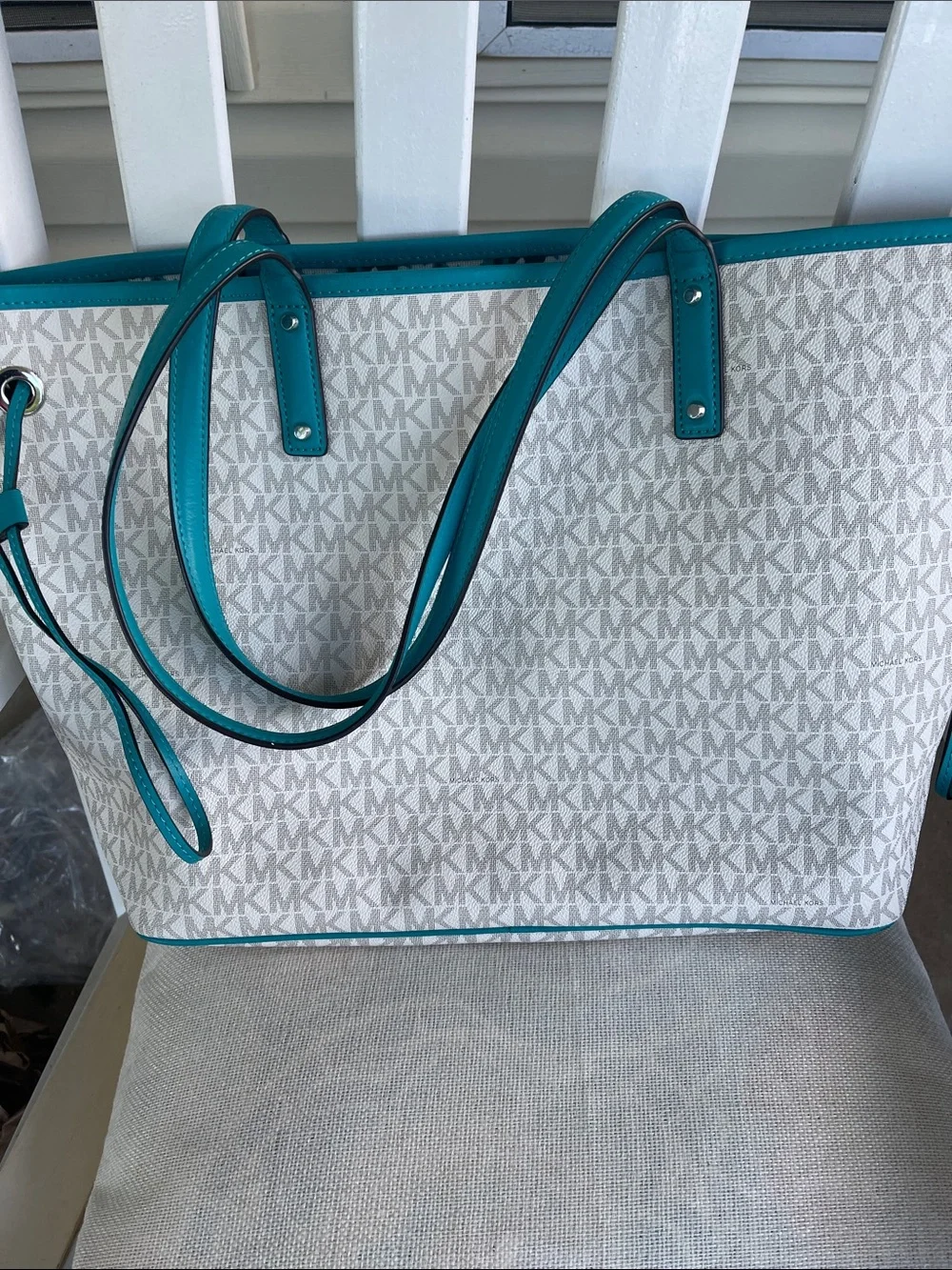 MICHAEL KORS Reversible Cream Signature XL Tote with Teal Trim - Picture 3 of 5